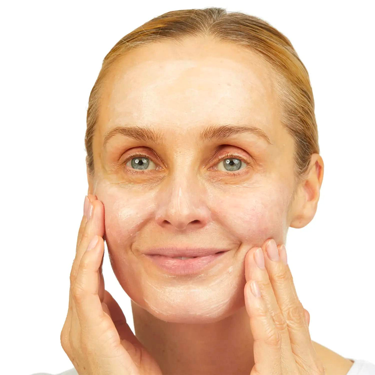 No7 Lift & Luminate Dual Action Cleansing & Exfoliating Face Wash - Gentle Face Exfoliator with Vitamin C, E & B5 - FENGGESTORE20